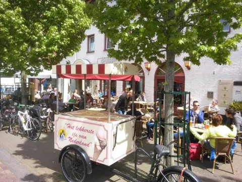 Hostellerie De Maasduinen & IJssalon De Zeuten Inval