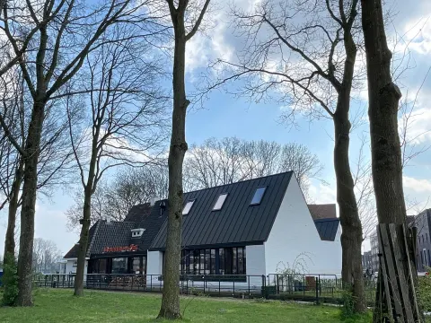 Buiten bij de Sluis