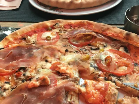 Foto 2 van pizzaria La Maschera