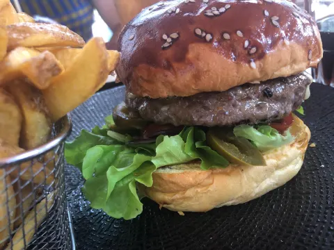Foto 2 van Iveau Burgers & Wijnbar