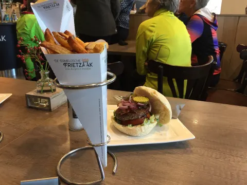 Foto 2 van De Ermelosche Frietzaak