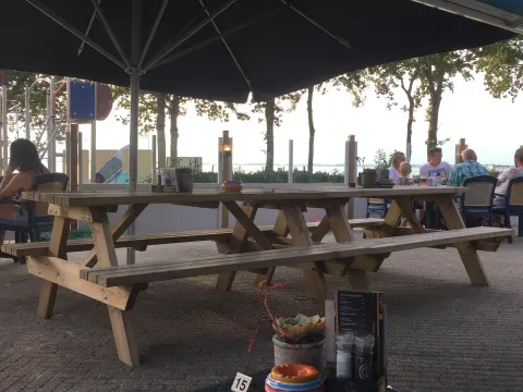 Elly's Beach & Bistro