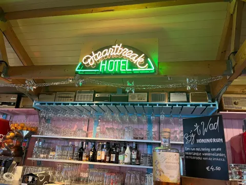 Foto 2 van Heartbreak Hotel