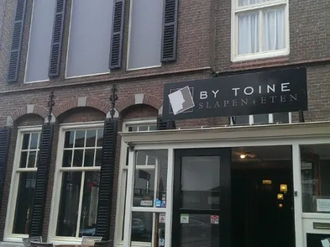 By Toine Eten + Slapen