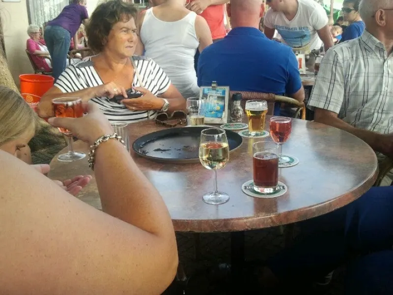 Foto 1 van Onder de Luifel