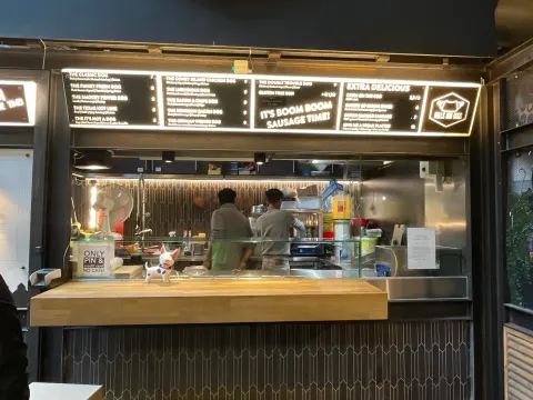 Foto 3 van Bulls and Dogs
